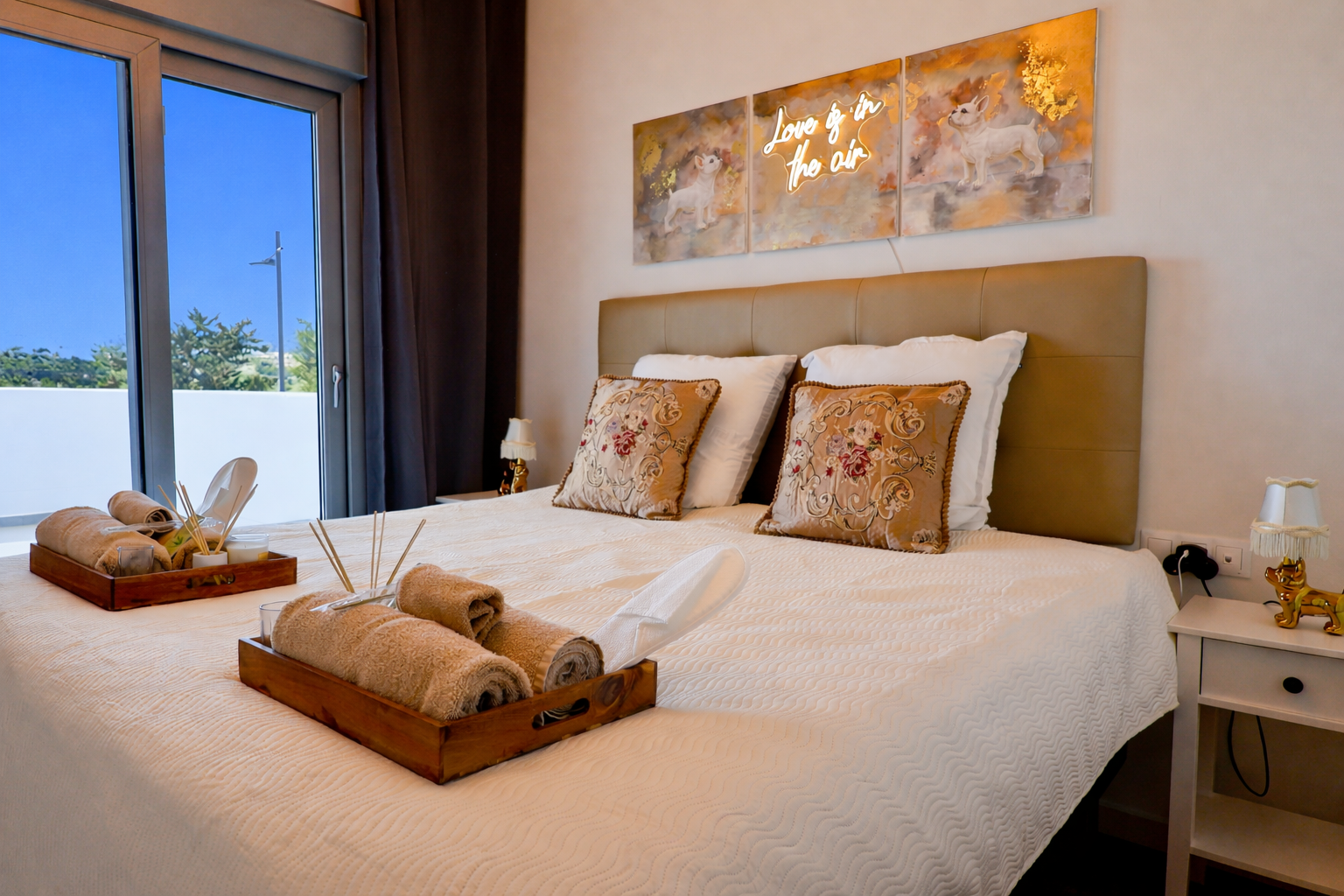 Master bedroom met openslaande terrasdeur