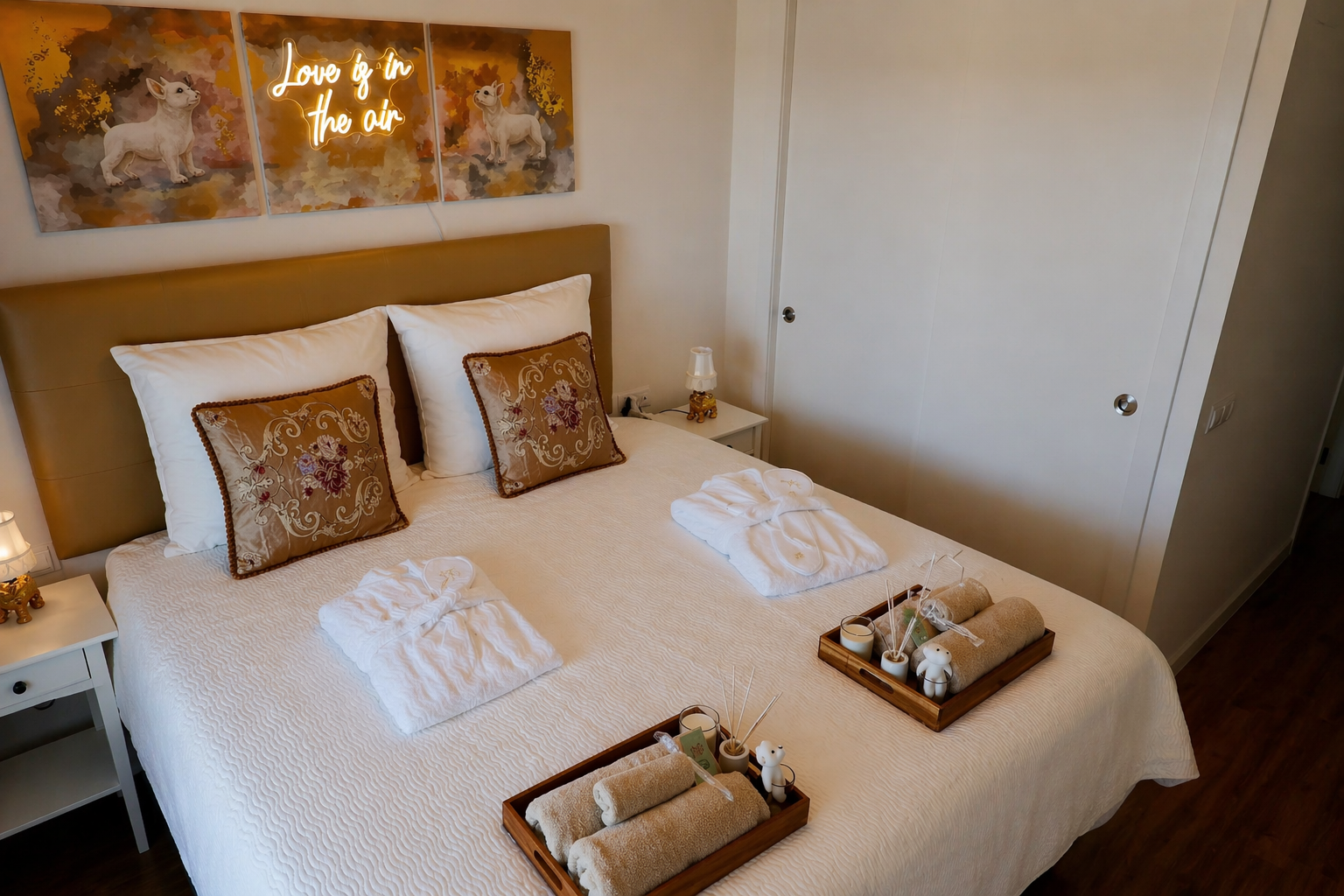 Master bedroom met loungebedden