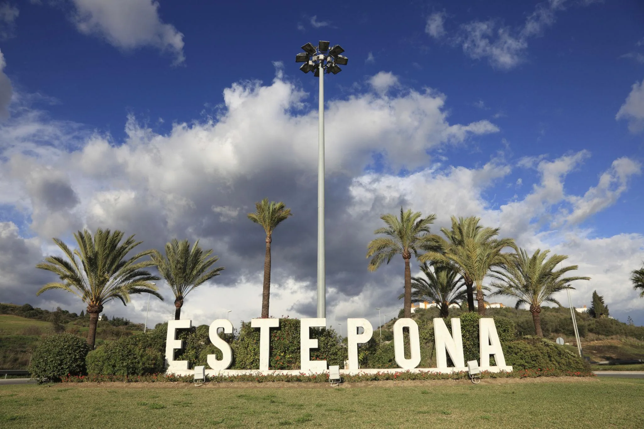Rotonde in Estepona, kleurrijke bloemen – kenmerkend voor de stad